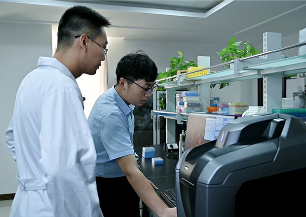 Figure 4-3: A KEYENCE engineer providing imaging guidance