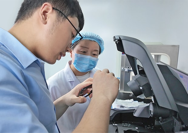 Figure 2: A KEYENCE technical specialist resolving an imaging issue on-site