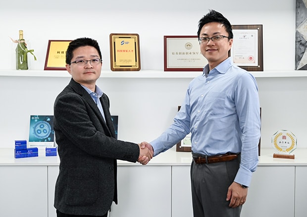 Chen Xiaobao, General Manager of Shengdi Biotech (left), and Takuya Ichimura, Head of KEYENCE's Fluorescence Microscope Division (right)