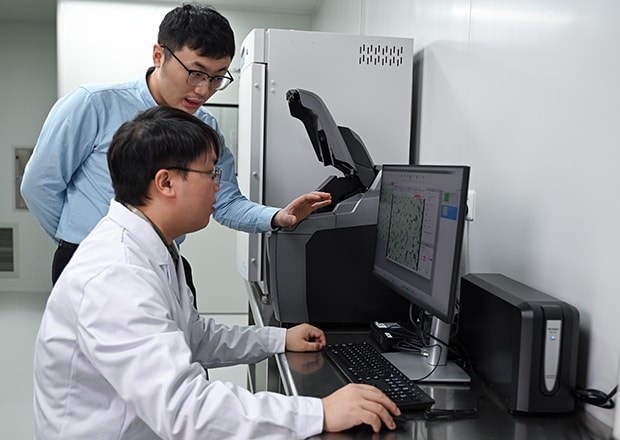 A KEYENCE engineer providing operational guidance